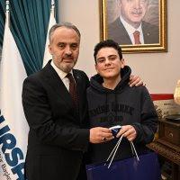 奥斯曼加齐新闻 - 布尔萨市市长阿克塔什接待了土耳其最年轻的国际象棋大师