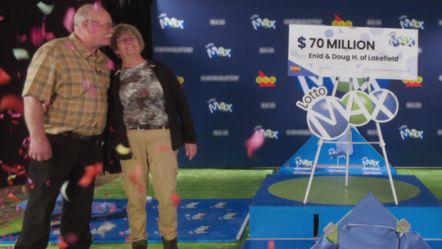 安大略省莱克菲尔德一对夫妇赢得 7000 万美元 Lotto Max 大奖，称他们不会搬家