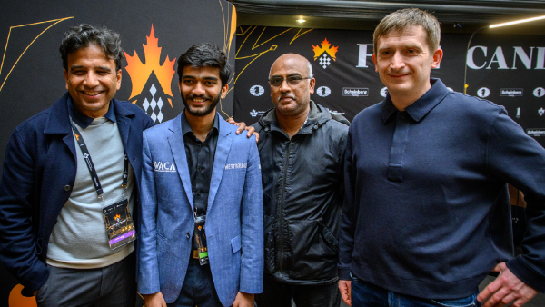 古克什在赢得候选人赛后与他的团队合影，其中包括他的父亲拉吉尼坎斯博士（右九二）和他的教练格热戈日·加耶夫斯基（右）。（照片：Michal Walusza/FIDE）